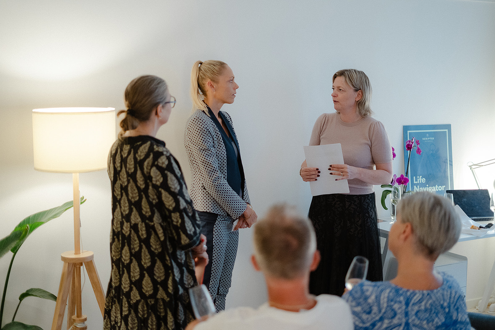 Deltagere i dialog under coachingundervisning hos Scripted